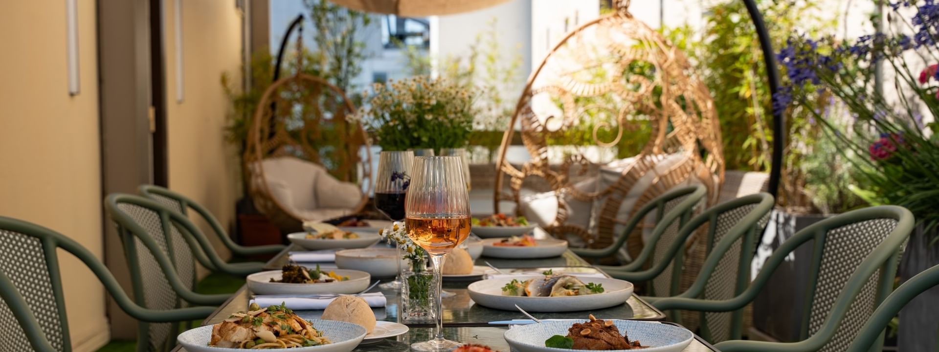 Table dressée avec plats gastronomiques sur la Terrasse Le W au Warwick Paris Champs-Elysées