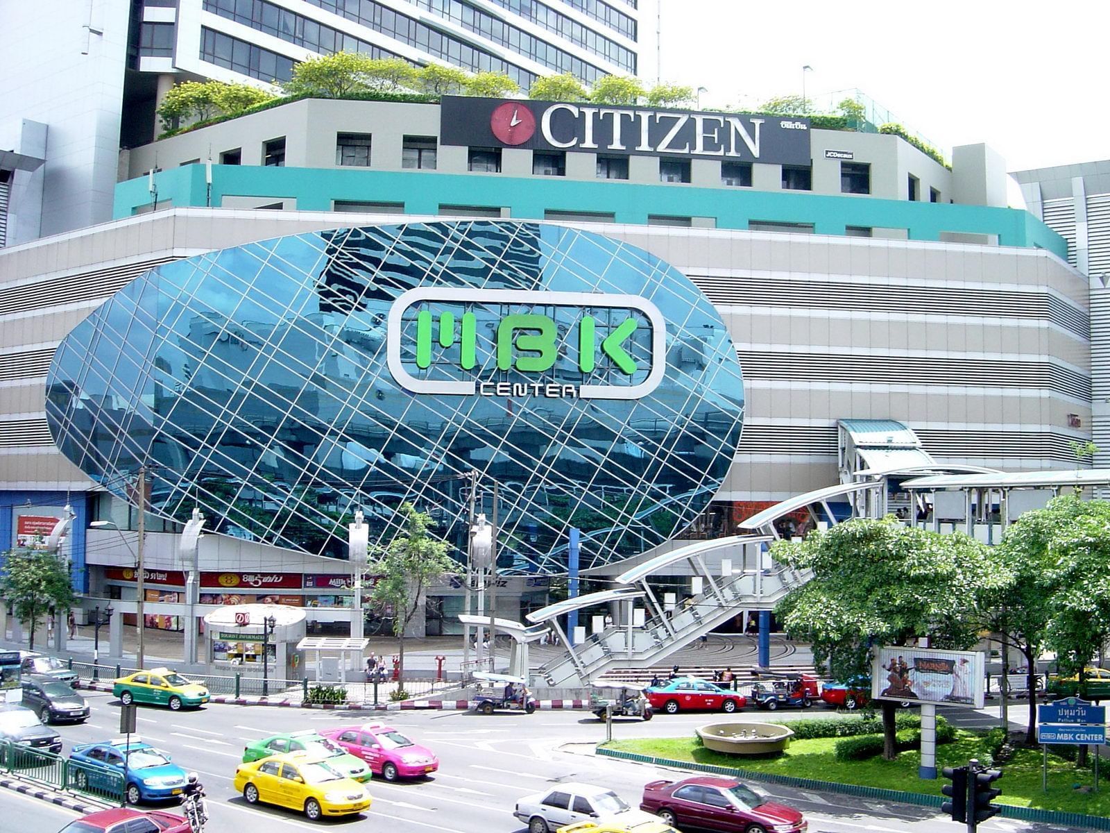 Exterior of MBK Fashion Mall near Eastin Hotels