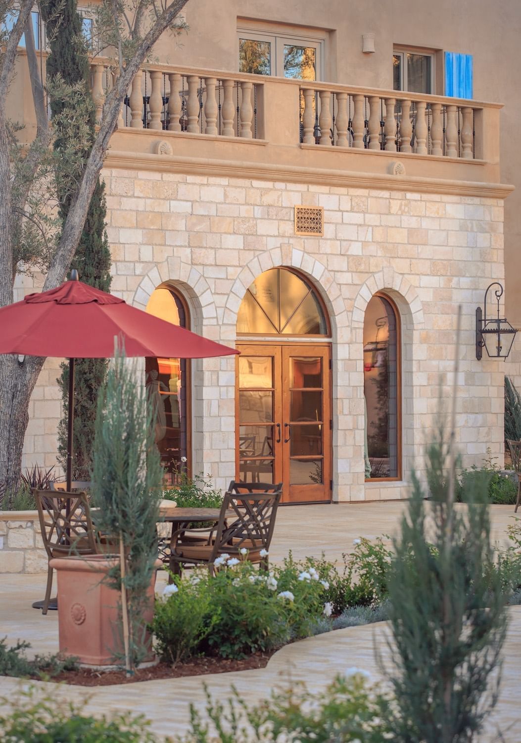 Lorem ipsum Looking through the courtyard of Allegretto Vineyard Resort