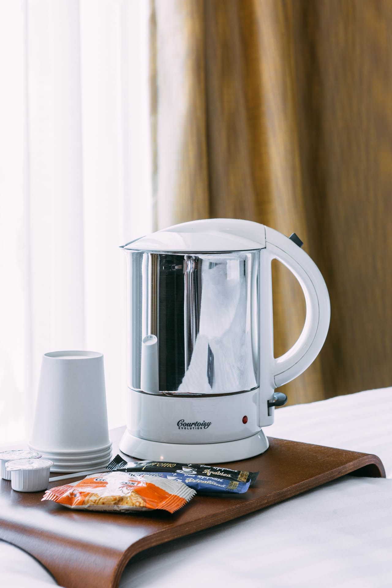 Bouilloire et tasse dans la suite Junior à l'Escale Oceania Marseille