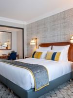 Familiekamer met luxe meubels en decoratieve elementen bij Hotel Barsey by Warwick in Brussel.