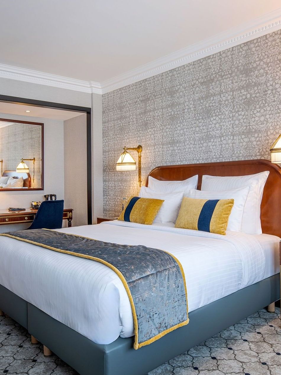 Familiekamer met luxe meubels en decoratieve elementen bij Hotel Barsey by Warwick in Brussel.