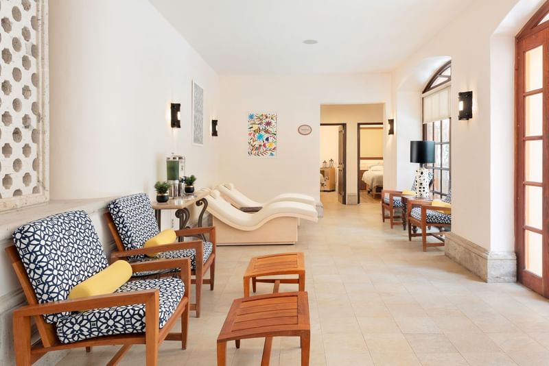 Sala de relajación del Cactus Spa con sillas acolchadas y tumbonas de relajación.