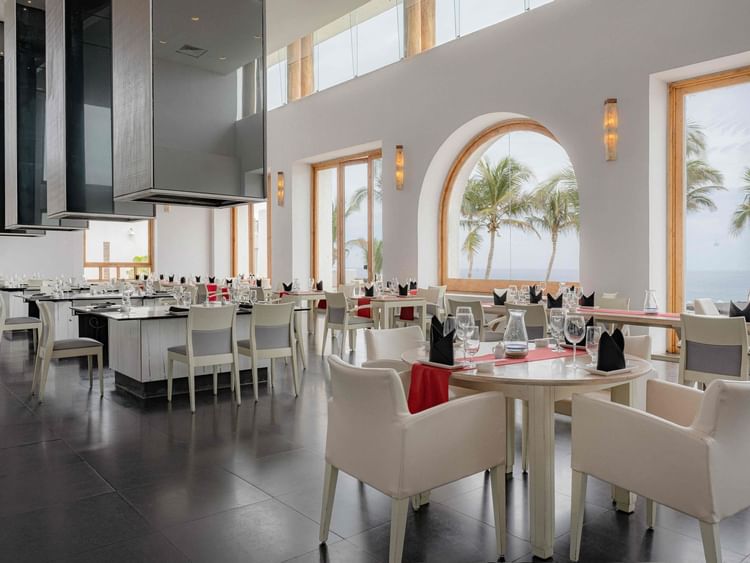 Restaurante Sakke elegante con vista al mar en Marquis Los Cabos Resort & Spa en San José del Cabo.