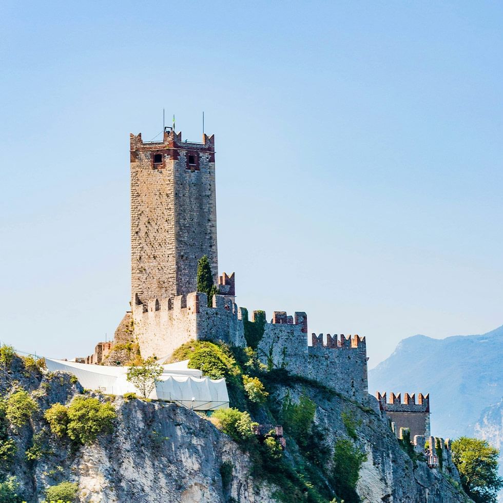 Castello di Amorosa, una fortezza medievale su una collina con vista sulle montagne.