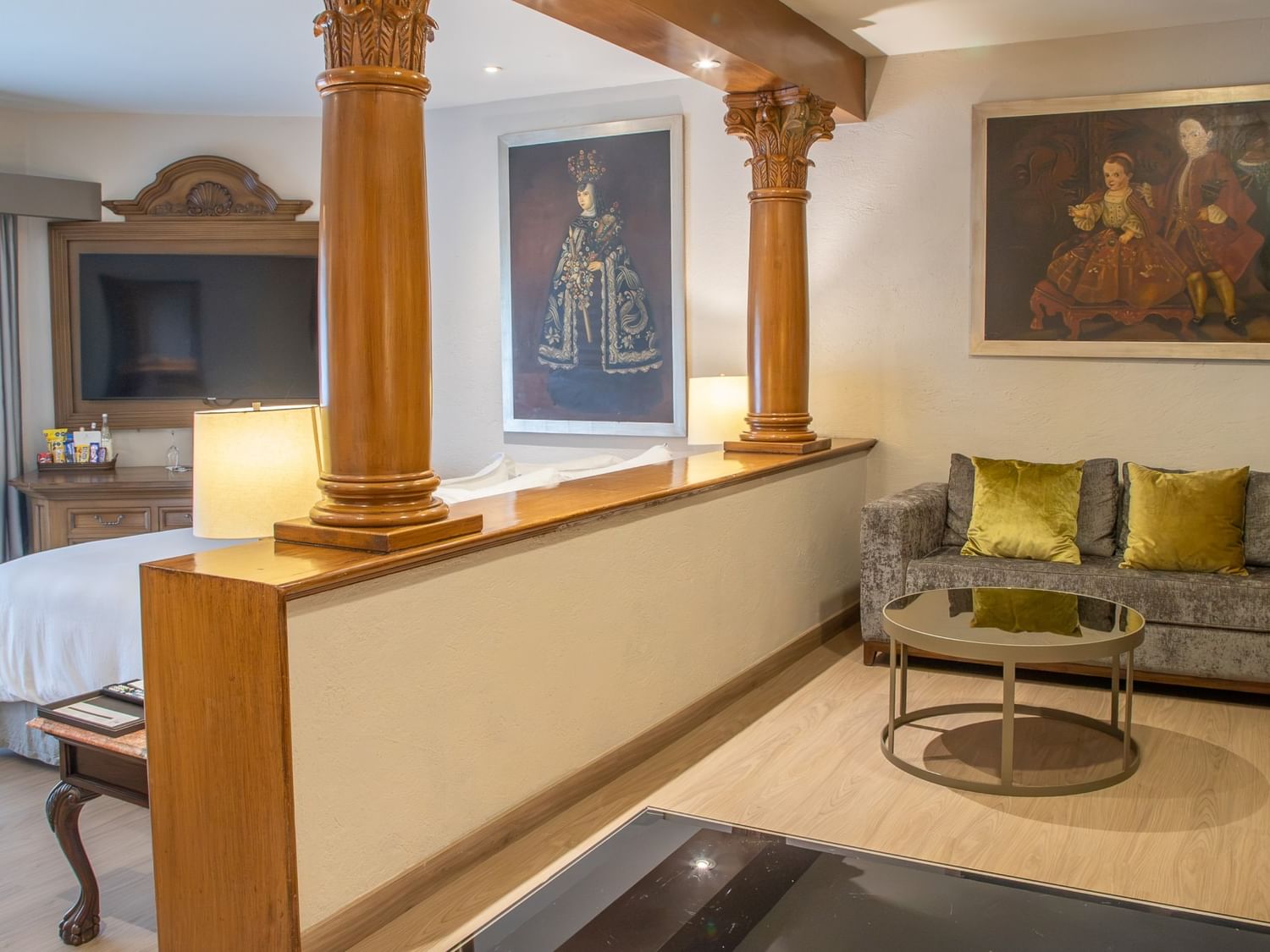 Suite Gobernador King con columnas decorativas, sala de estar y arte colonial en Quinta Real Guadalajara
