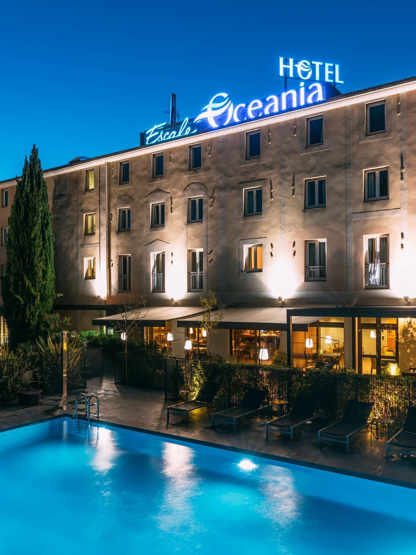 Vue extérieure de l'hôtel depuis la piscine, Escale Oceania Aix-en-Provence