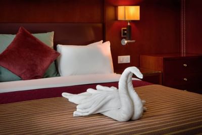 lit d'hôtel décoré de serviettes en forme de cygne