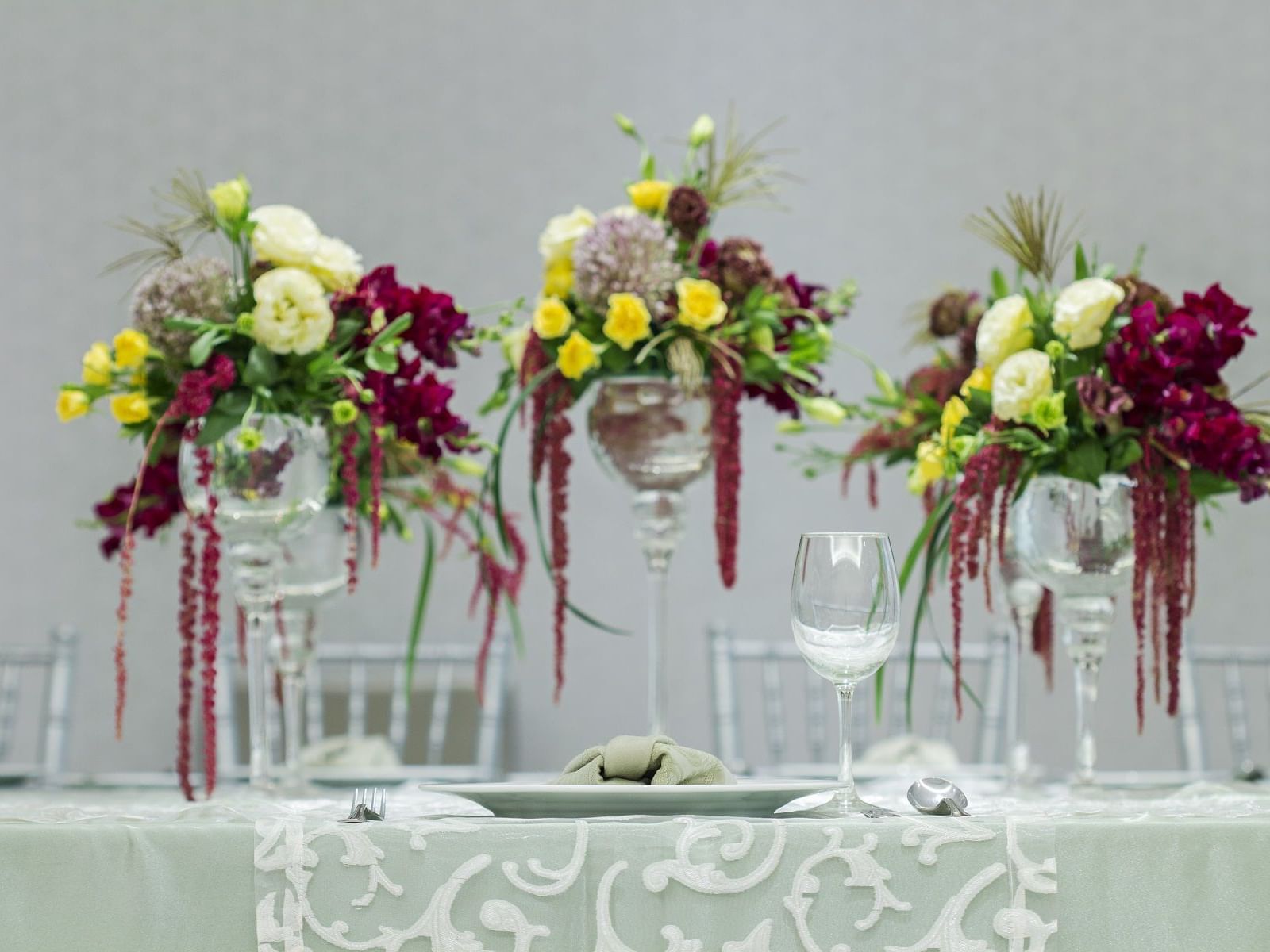 A floral table décor in an event room at Marquis Reforma 