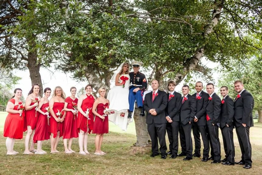 Couple & bridle party posing for a picture at Evergreen Resort