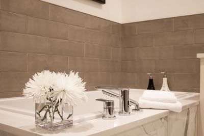 Bathtub with towels & amenities in King Premiere Paris at Retro Suites Hotel