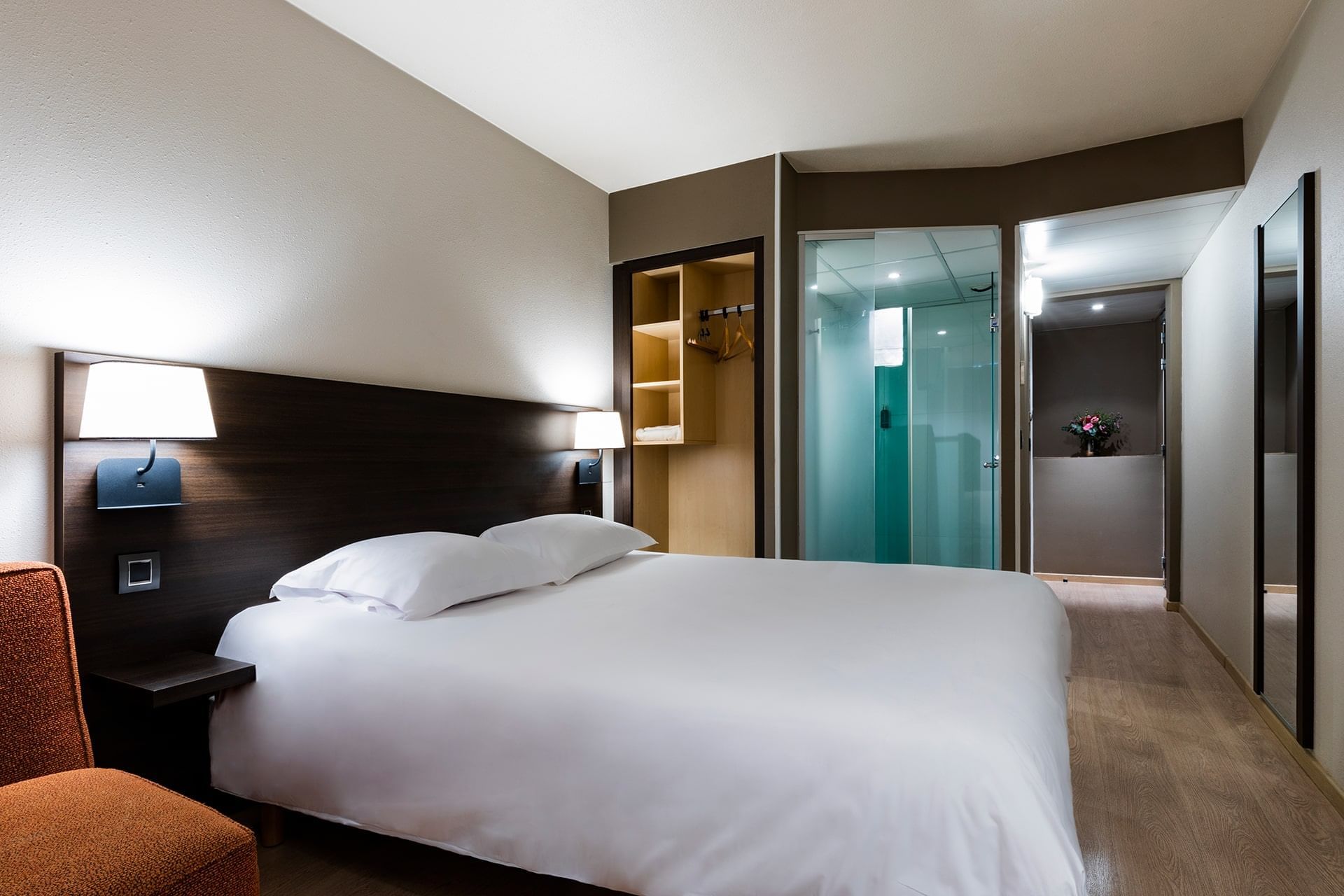 Intérieur de chambre avec lit king-size à l'Escale Oceania Aix-en-Provence