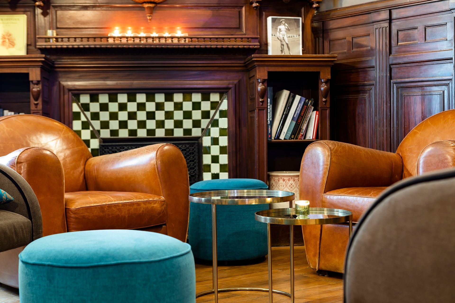 Hall avec cheminée à l'Oceania Le Métropole Montpellier