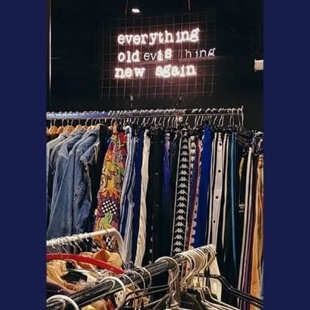 Raccolta di vestiti vintage esposti