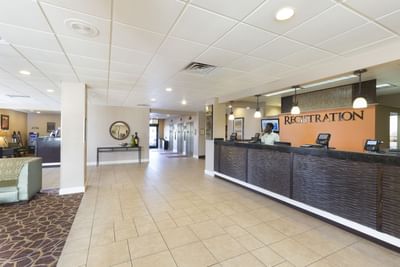 Spacious lobby area & reception at Rosen Inn Hotels and Resorts