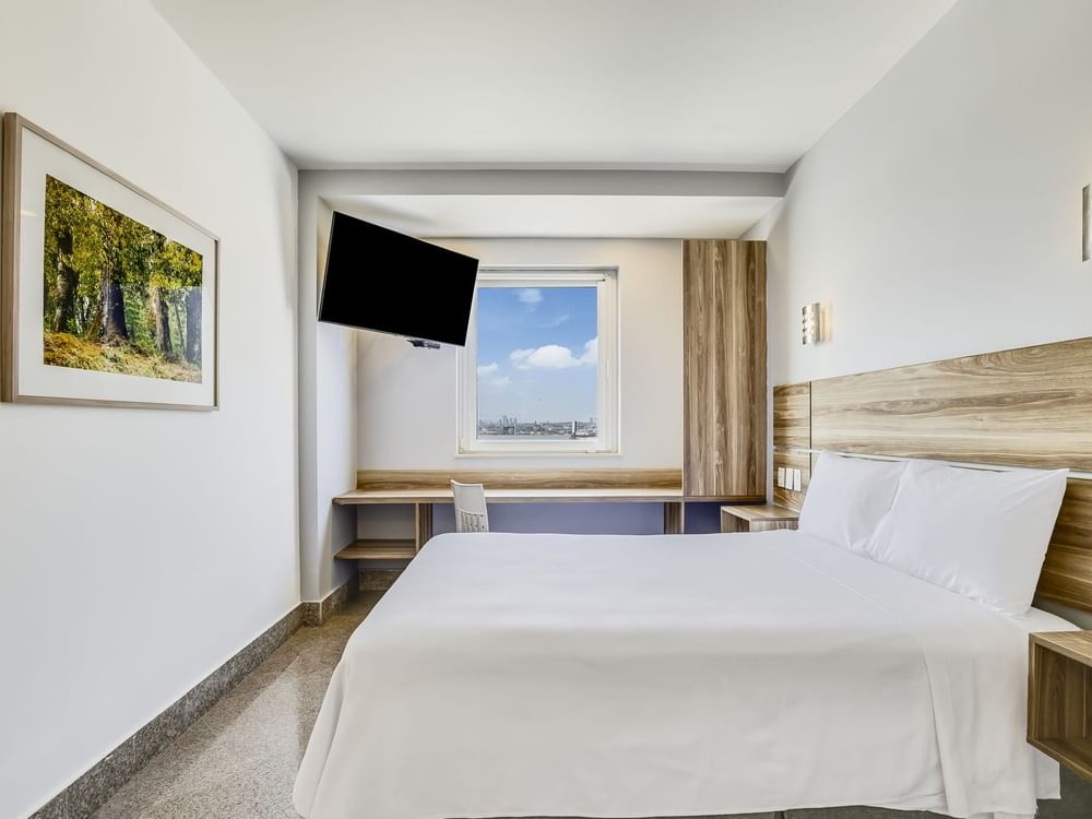 Cama Queen en Habitación Superior con TV en One Hotels