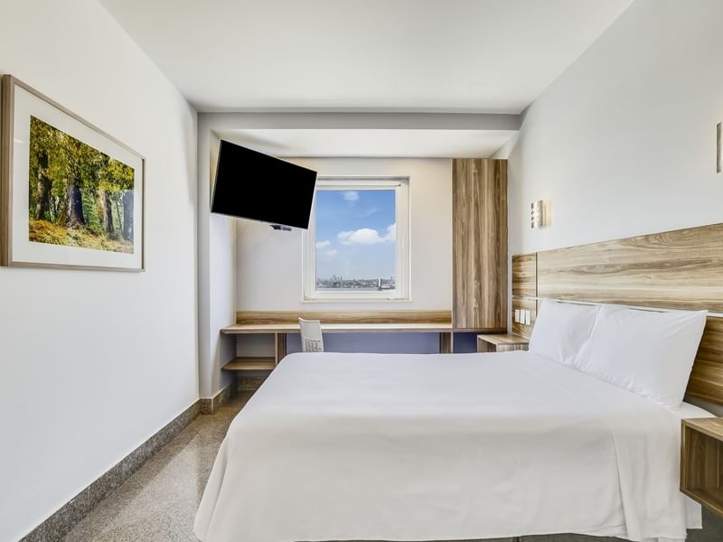 Cama Queen en Habitación Superior con TV en One Hotels