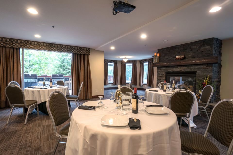 Banquet tables in Mountain View Weddings at Falcon Crest Lodge