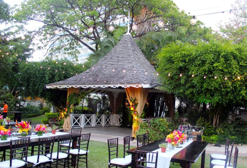 Garden wedding table arrangement at Jamaica Pegasus Hotel