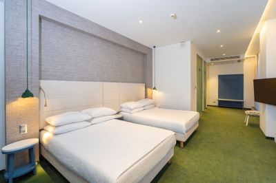 Executive Room with twin beds, carpet and stylish hanging lights at Metropol Hotel
