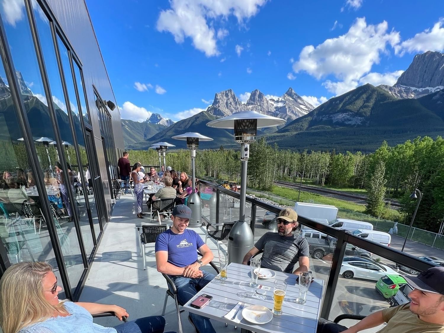 People dining outdoors in CanGOLF Canmore near Blackstone Mountain Lodge