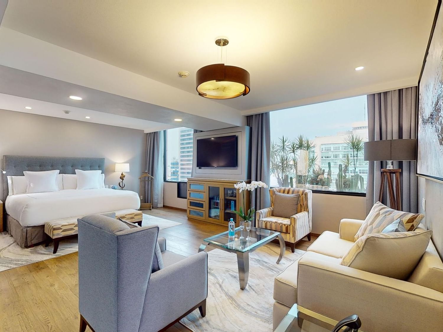 Suite Master Superior con cama grande, sillones y vistas en Marquis Reforma, Ciudad de México.
