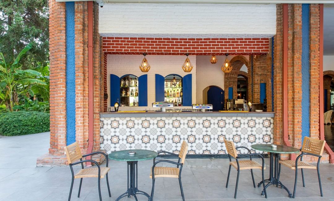Bodrum Imperial'de Pool Bar'da Bar tezgahının yanında yemek alanı