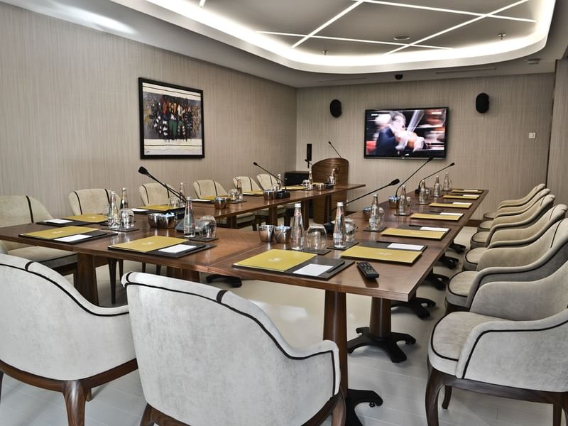 U-shaped table arrangement of Kugu Meeting Room at Warwick Ankara