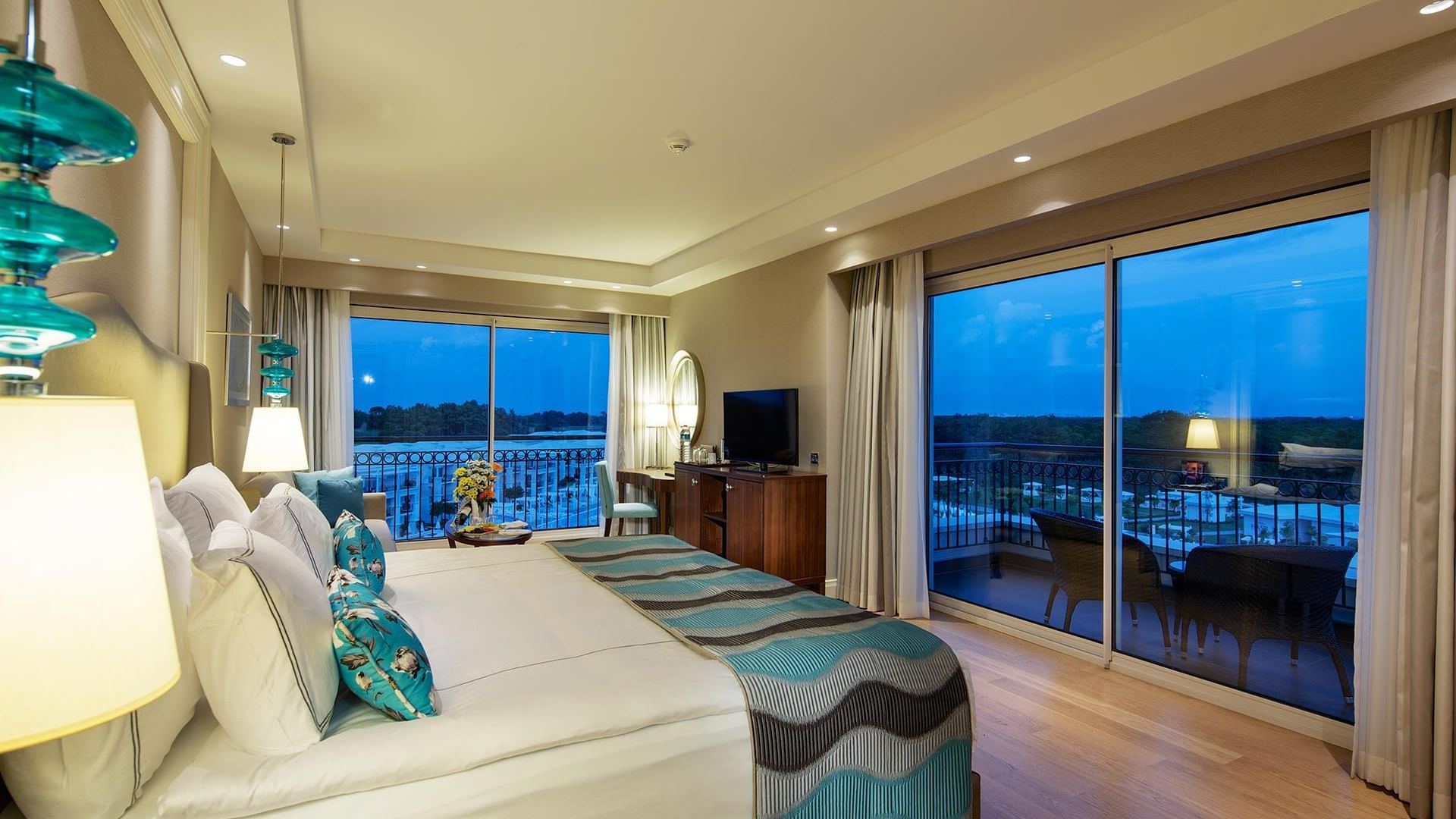 Corner Suite с балконом и живописным видом в Titanic Deluxe Golf Belek.