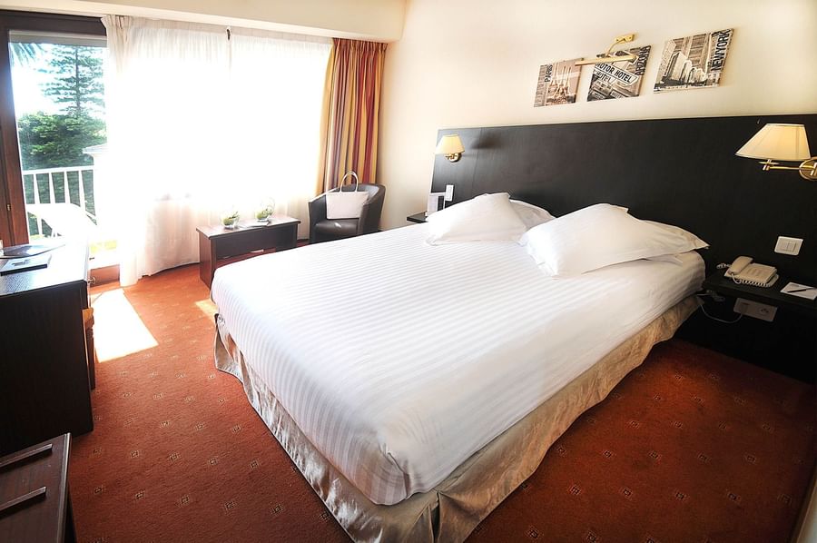 Vue intérieure de la chambre « Harmony » avec lit queen size au Splendid Hotel & Spa de Nice