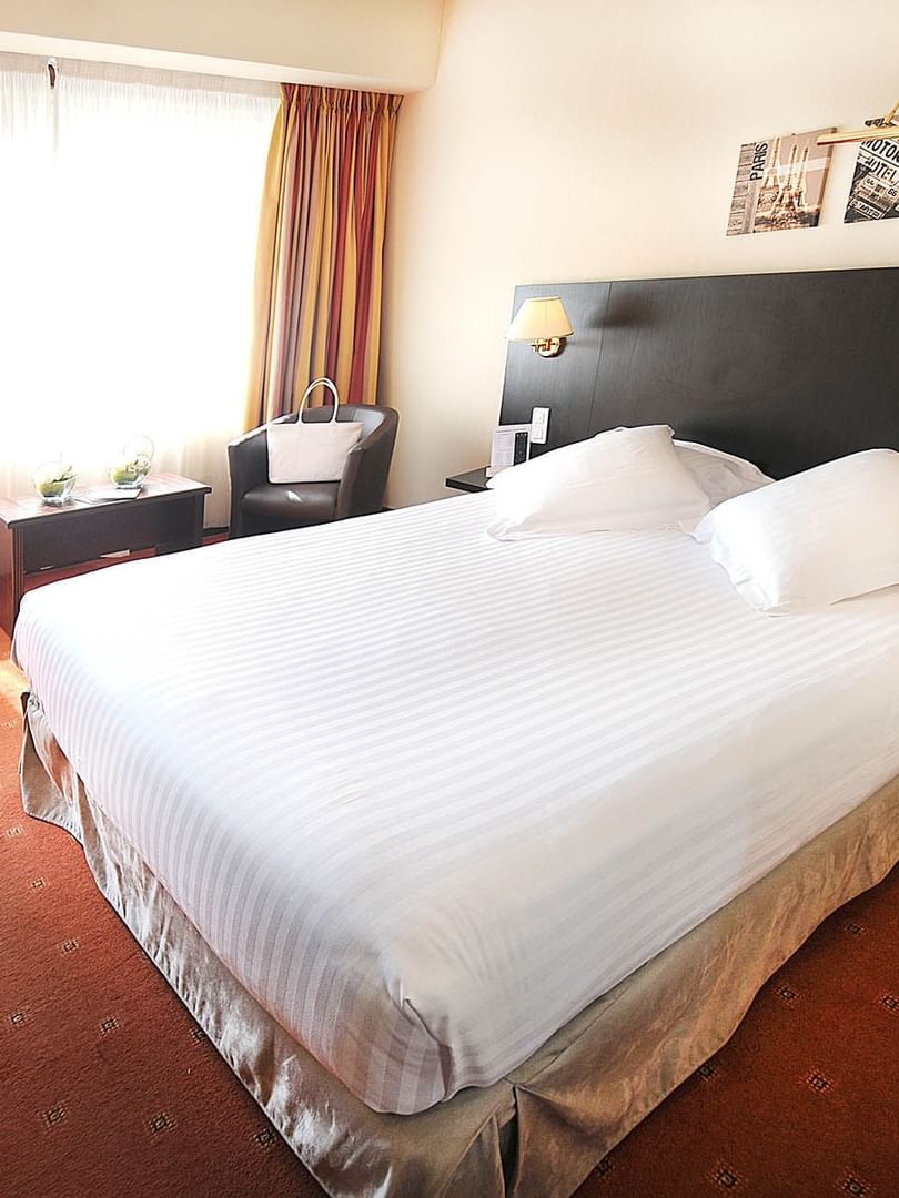 Vue intérieure de la chambre « Harmony » avec lit queen size au Splendid Hotel & Spa de Nice