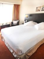 Vue intérieure de la chambre « Harmony » avec lit queen size au Splendid Hotel & Spa de Nice
