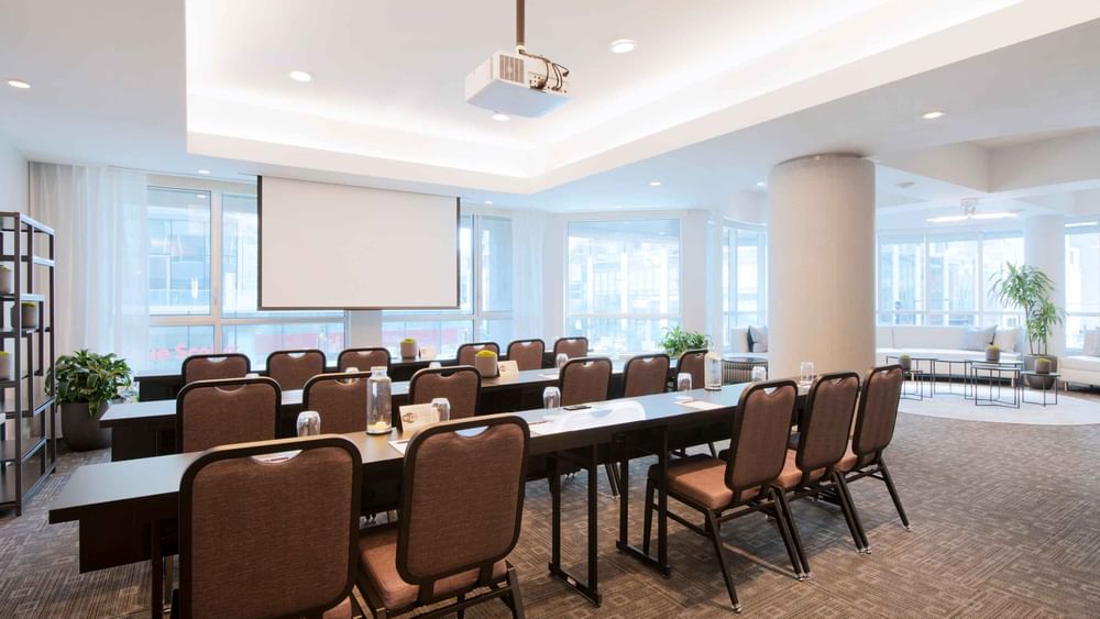 Installation d'une salle de classe avec écran de projection dans le Salon De La Montagne à Warwick Hotels and Resorts