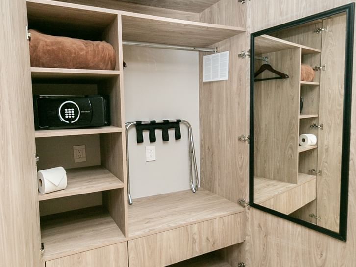 Baño con espejo, estanterías, y caja de seguridad en la Deluxe Single con Terraza en Ciudad de México at Elements by Marquis.