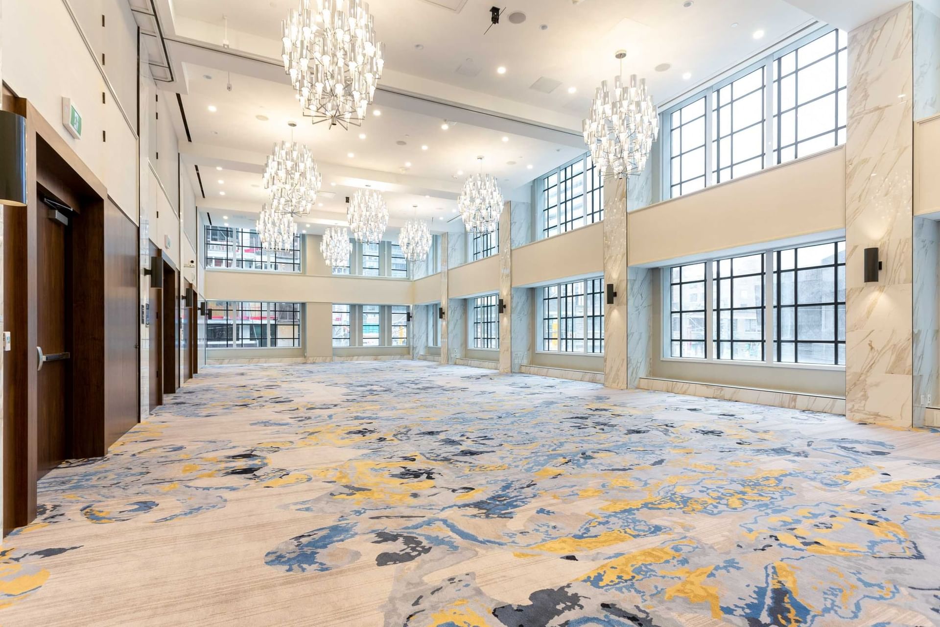 Downtown Toronto Restaurant & Bar - The Sutton Place Hotel Toronto