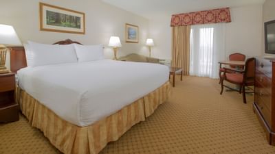 Bedroom arrangement in Deluxe King Room at Music Road Resort