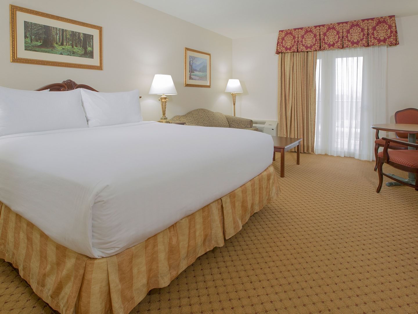 Bedroom arrangement in Deluxe King Room at Music Road Resort