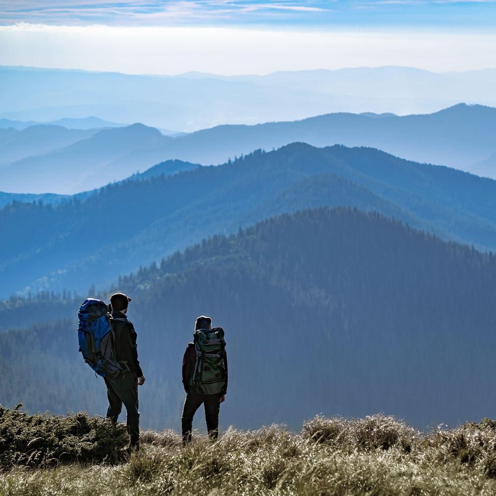 2 hikers on a mountain near Falkensteiner Hotels