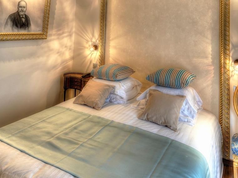 Chambre confortable avec lit et décoration élégante à Hôtel Villa Aultia, Ault.