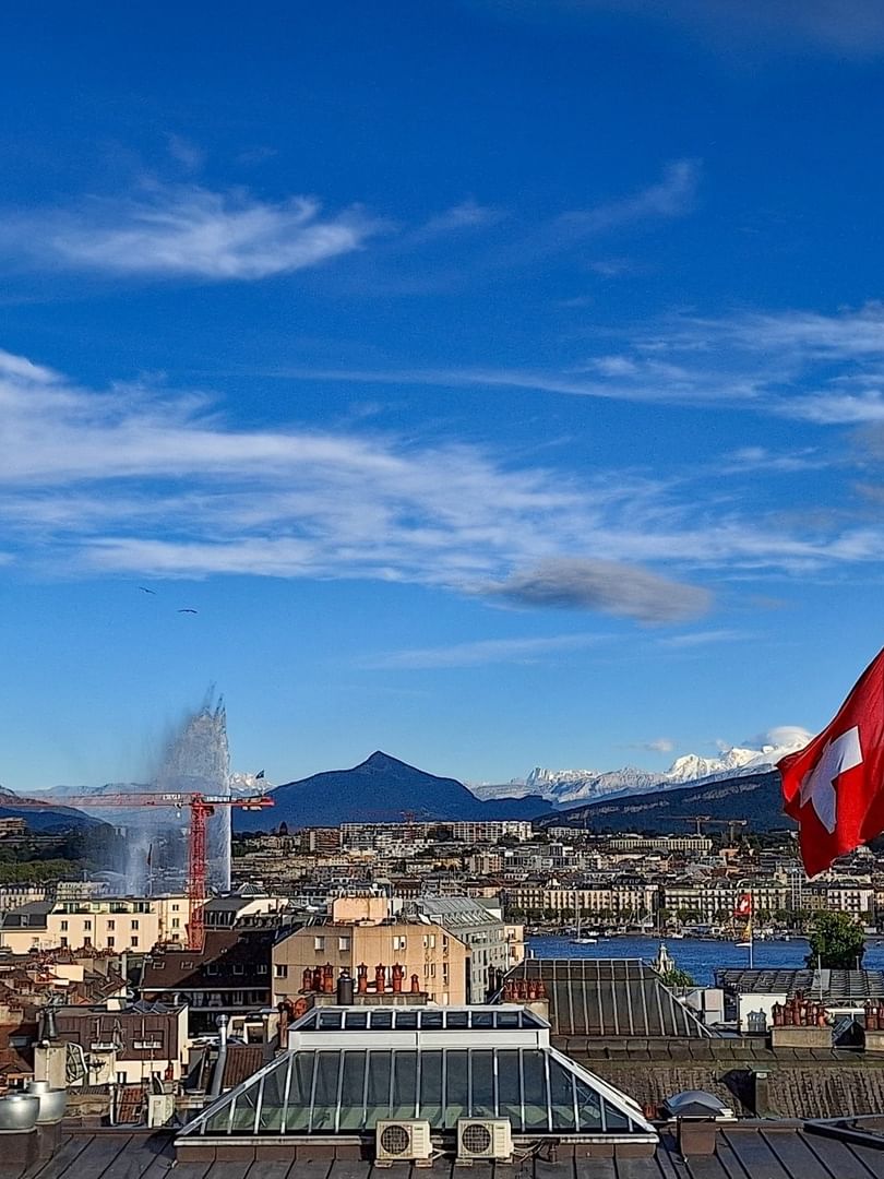 Vue panoramique de Genève avec le drapeau suisse au Warwick Geneva BETA.