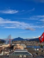 Vue panoramique de Genève avec le drapeau suisse au Warwick Geneva BETA.