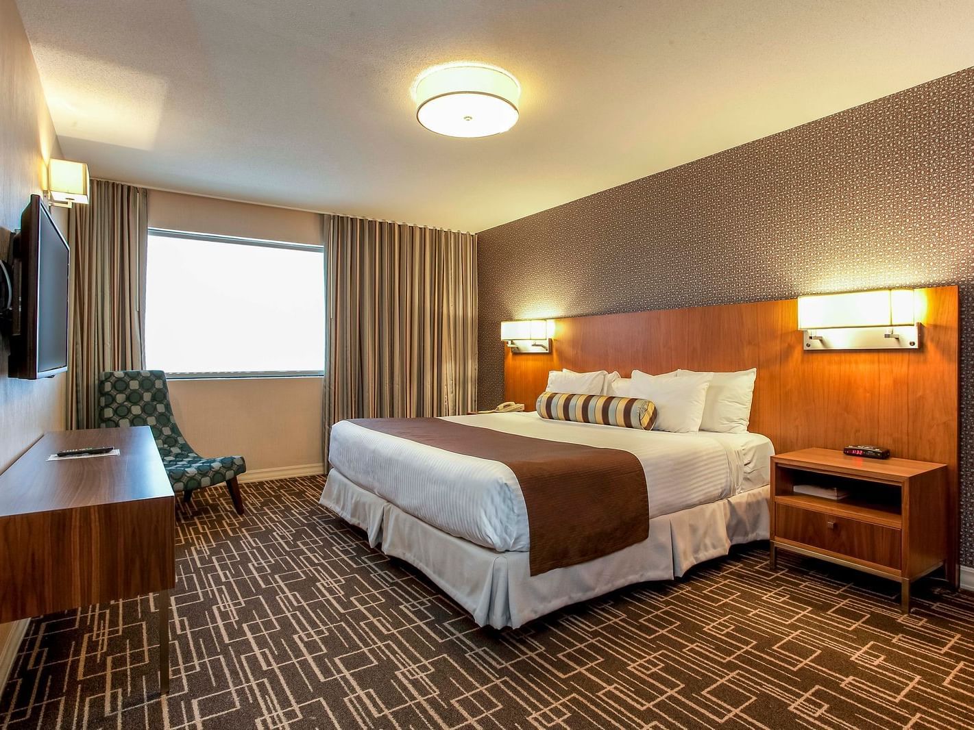 king bed with chair