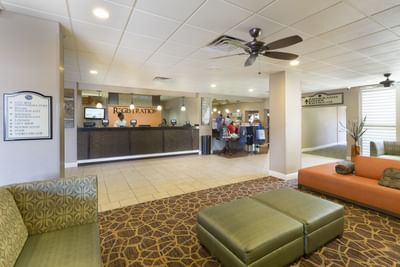 Lobby and reception area at Rosen Inn Closest to Universal