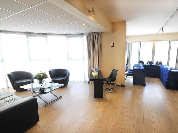 Vue intérieure du Victor Hugo avec une disposition des tables en U au Splendid Hotel & Spa de Nice