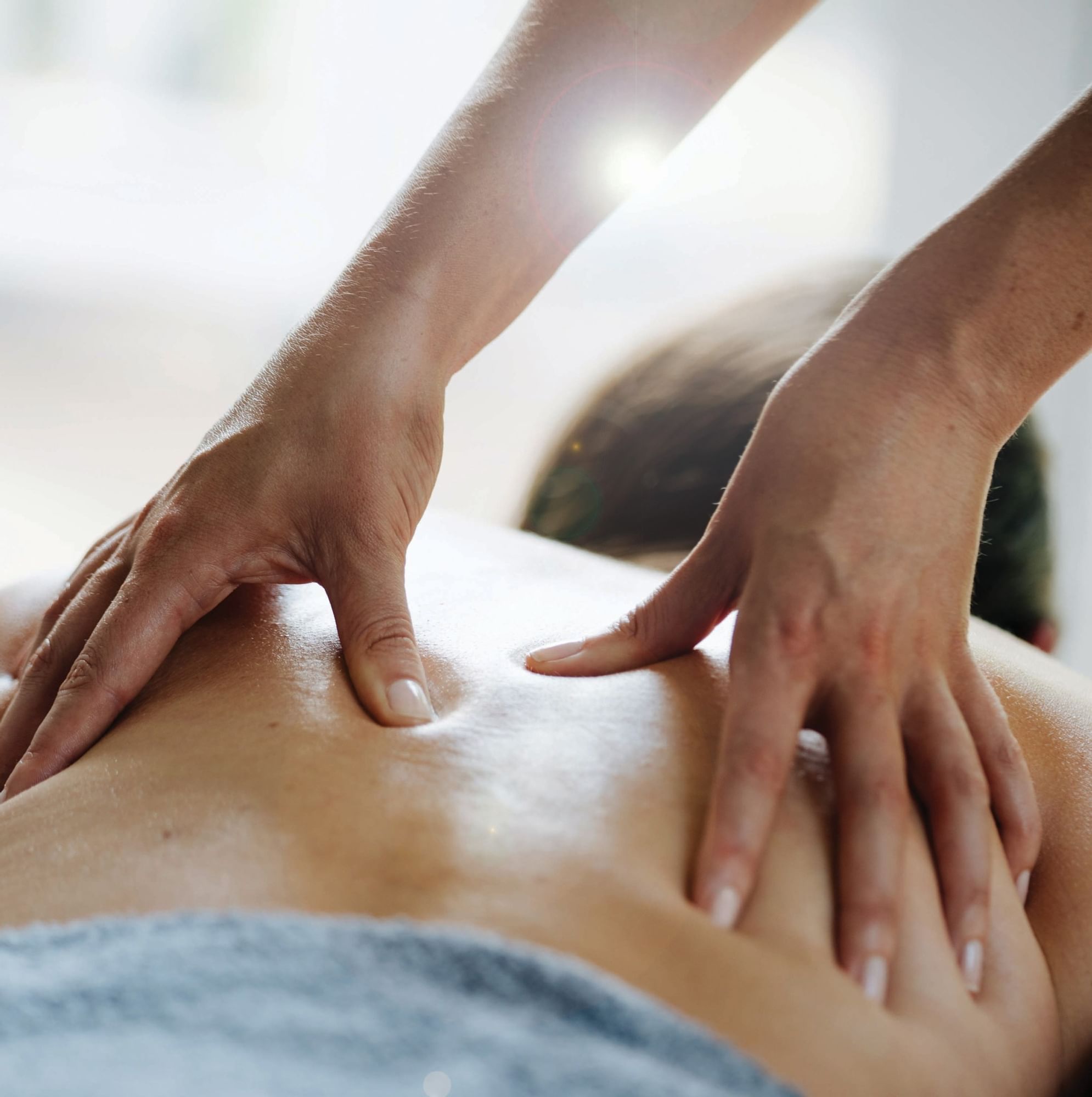 Lady receiving a back massage in the spa of Novotel Barossa