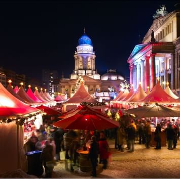 Weihnachtsmarkt am Gendarmenmarkt in der Nähe der Titanic Hotels in Berlin