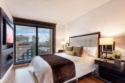 Una vista exterior del hotel de Bluedoors