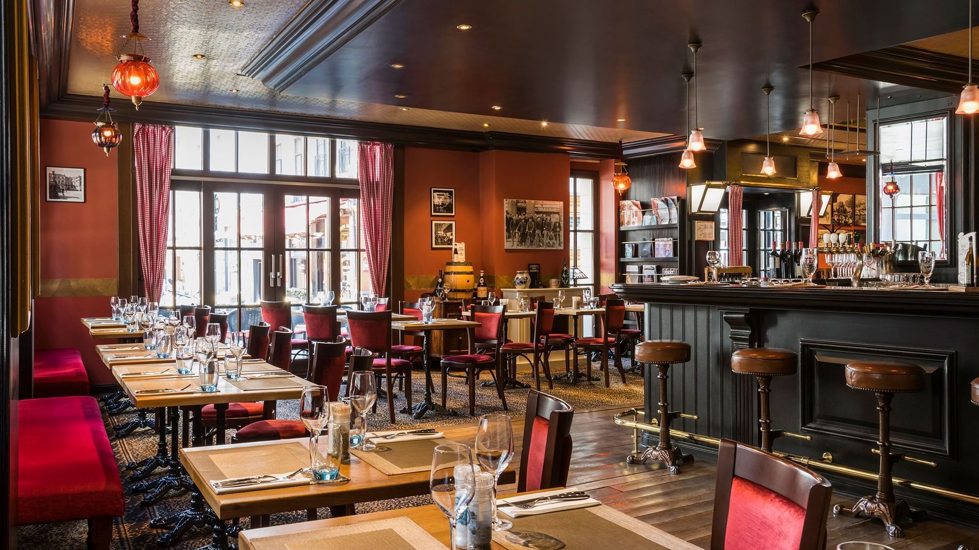 Chutney's Restaurant dining area and bar at Warwick Brussels