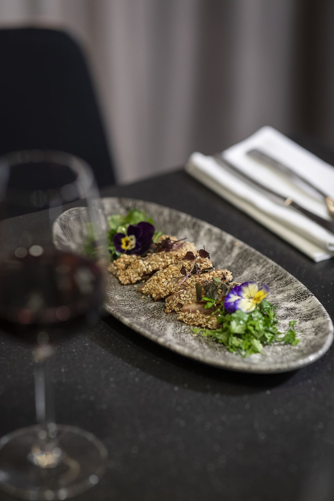 Gros plan d'un plat bien préparé servi dans un restaurant à l'Oceania Paris Roissy CDG
