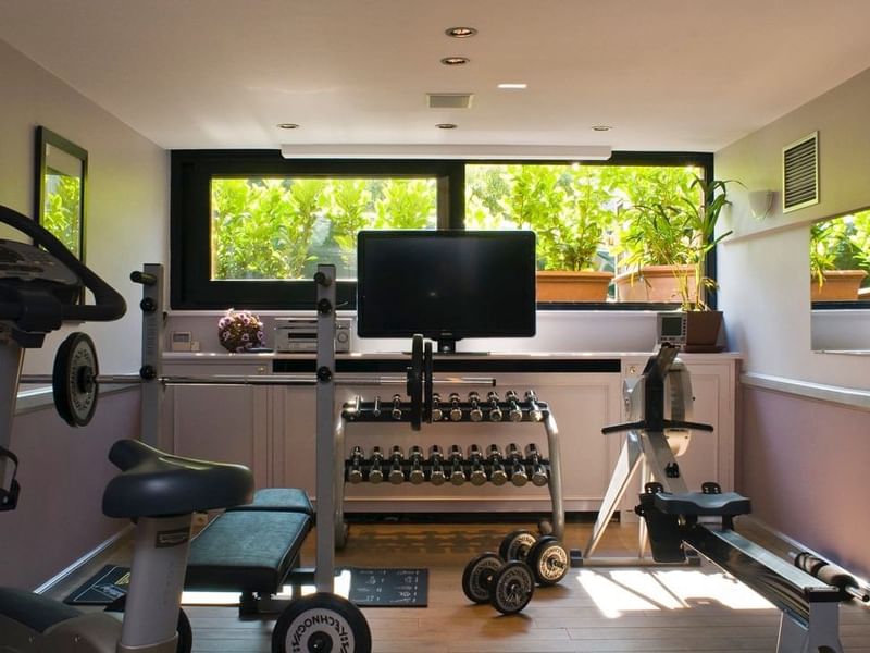 Fully equipment in a fitness center at Warwick Hotel Barsey